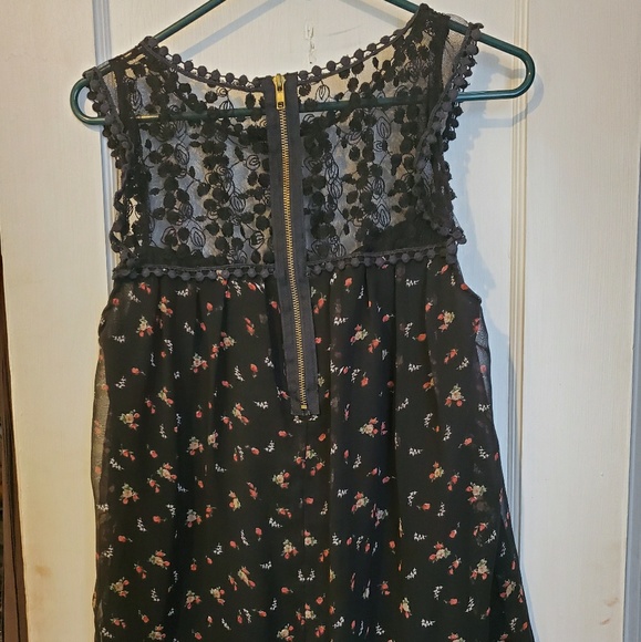 Beautiful blouse - Picture 2 of 6